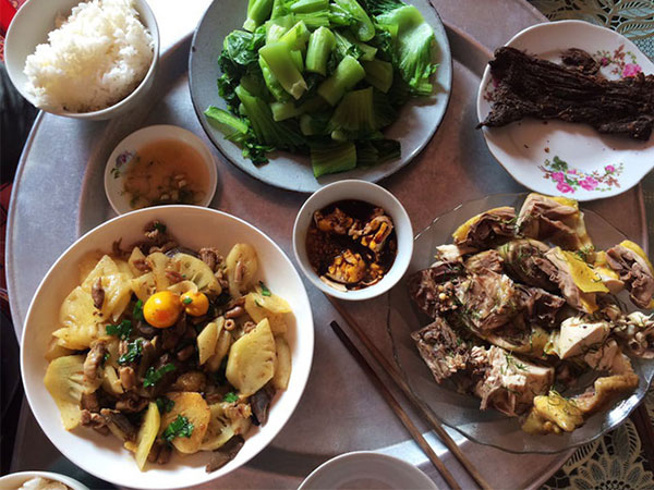 Cô nàng đăng ảnh mâm cơm mẹ nấu khi xa nhà, dân mạng xem xong lại chỉ chú ý vào đĩa thịt gà