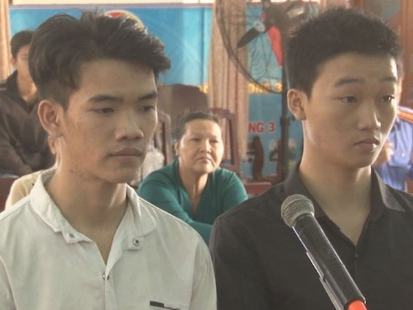 'Côn đồ' lĩnh án vì đâm gục người chạy xe máy vượt mặt