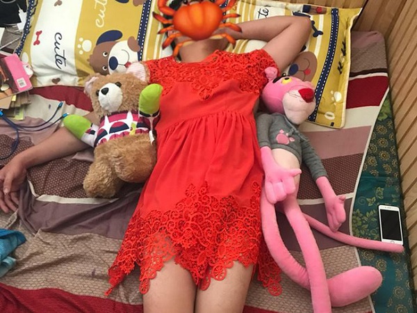 Hí hửng đăng ảnh dìm hàng chồng đi nhậu say xỉn, kết cuộc lại quay sang cãi nhau với cộng đồng mạng chỉ vì chiếc váy cam