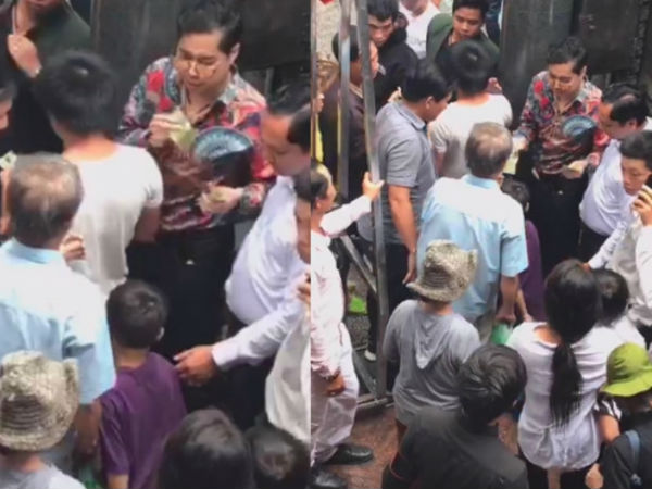 Ngọc Sơn phát 10 tấn gạo cho người dân trước nhà riêng ngày mưa bão