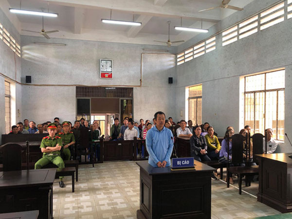 Nguyên thượng tá công an chiếm đoạt 24 tỉ đồng lại hầu tòa