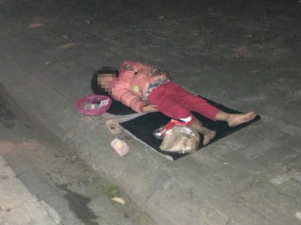 Xúc động hình ảnh bé gái 'ăn xin' nằm ngủ trên vỉa hè giữa đêm lạnh