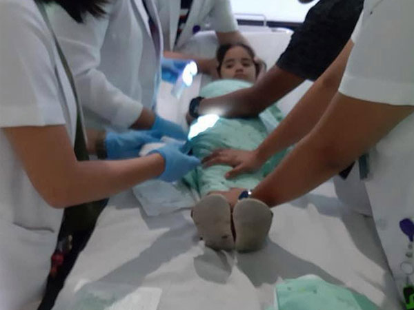Con gái kêu đau đầu, mẹ nghi con bị dị ứng, tự tiện mua thuốc giảm đau nhưng rồi ngã quỵ khi bác sĩ lấy ra thứ kinh dị này