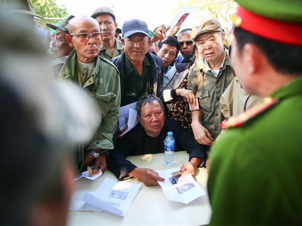 Hàng trăm người tụ tập trước trụ sở VFF đòi mua vé trận Việt Nam - Philippines