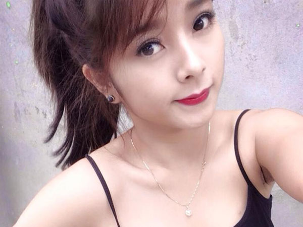 Hot girl làng hài chầu chực đặt vé xem Việt Nam - Philippines, và đây là kết quả