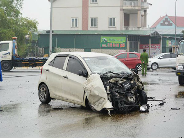 Va chạm xe tải, 3 người trong gia đình bị thương nặng