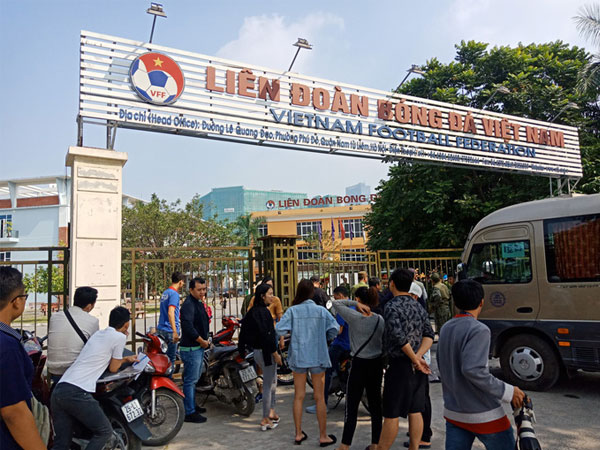 Video: Người dân bao vây trụ sở VFF trong giận dữ vì không mua được vé
