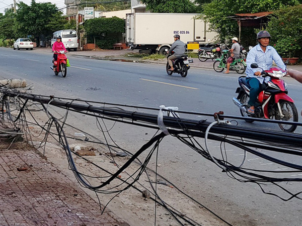 Xe 4 chỗ húc gãy trụ điện ven quốc lộ 1, nhiều người thoát chết