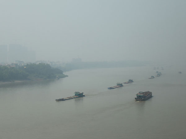 Ảnh: Hà Nội ô nhiễm không khí đạt mức có hại, trưa vẫn còn sương mù