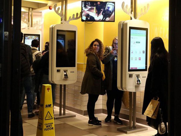 Anh: Tìm thấy dấu vết phân người trên các màn hình cảm ứng của McDonald's