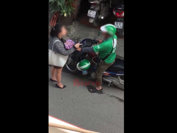 Khách nữ chặn đầu xe Grab cảnh cáo: 'Mày biết tao cho 3 thằng nghỉ việc rồi không?'