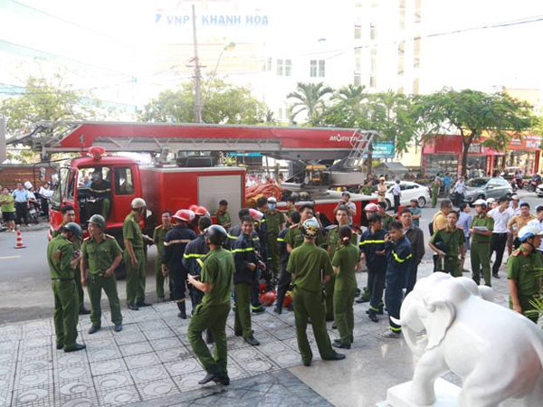 Nha Trang: Khách sạn 4 sao bốc cháy, nhều người hoảng loạn