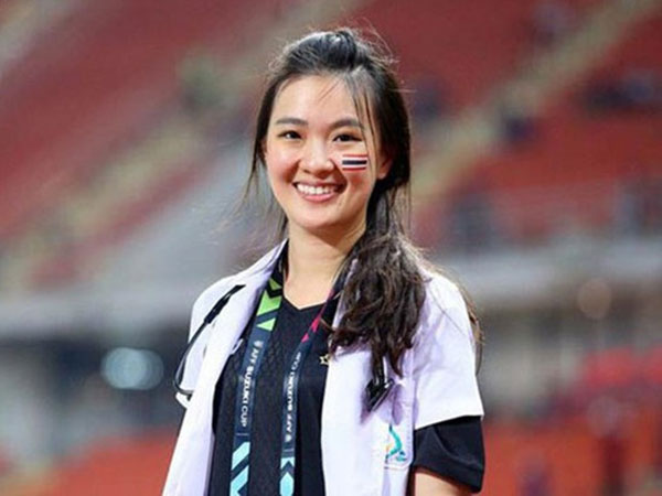 Nhan sắc của người đẹp hoa hậu làm bác sĩ tuyển Thái Lan tại AFF Cup