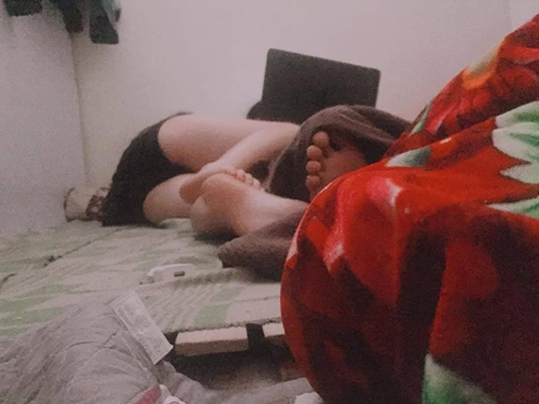 Nỗi lòng muôn đời khó tỏ: Phòng trọ có mỗi chiếc giường, bạn cùng phòng dẫn gấu về ôm ấp, thanh niên cầu cứu dân mạng