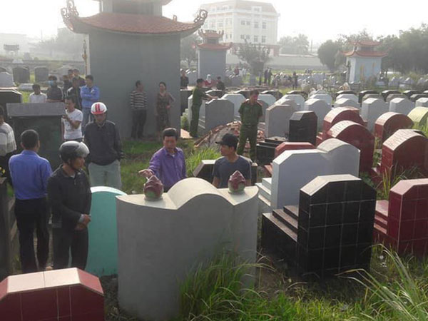 Rạng sáng, người dân phát hiện hàng chục ngôi mộ bị đập phá bát hương
