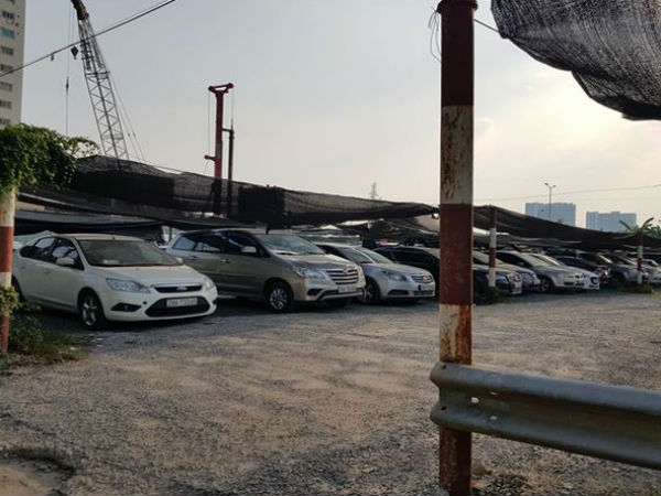 Tràn lan bãi giữ xe lậu '5 không' ở Hà Nội: Bất lực hay buông lỏng?