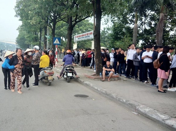 'Chợ vé' tại sân Mỹ Đình im ắng lạ thường, phe vé đổ xô về trụ sở VFF gạ mua lại vé bán online với giá sốc