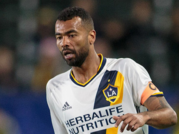Cựu sao Chelsea Ashley Cole bị LA Galaxy đá ra đường