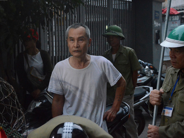 Hà Nội: Người đàn ông buồn rầu khi con chó của gia đình bị đội bắt chó thả rông cho vào lồng sắt, đưa về trụ sở phường