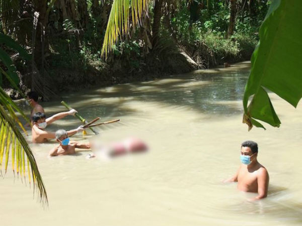 Hãi hùng thi thể bị dìm dưới nước bởi 5 thanh tre, 2 chân bị trói