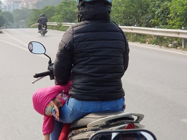 Người phụ nữ đèo đứa bé theo cách đặc biệt, dân mạng nghĩ đến nhiều kịch bản