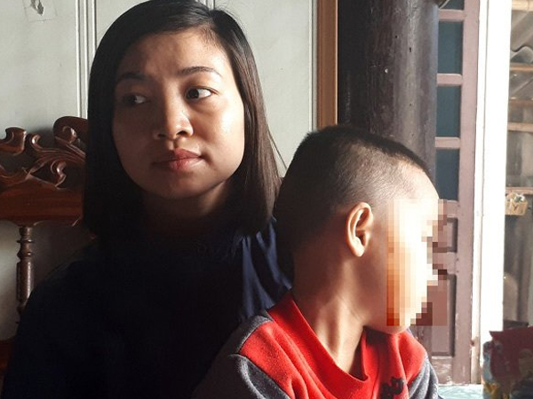 Nhà trường nhận lại cháu bé phải nghỉ học vì chậm tiến