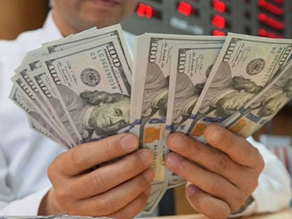 Tỷ giá trung tâm lập đỉnh mới, giá USD tại các ngân hàng giảm mạnh