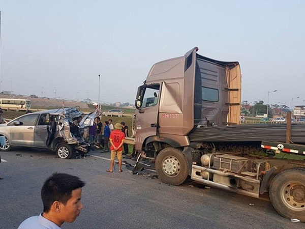 Vụ xe Innova lùi trên cao tốc: Nhận tin tòa hủy án, vợ tài xế container bật khóc