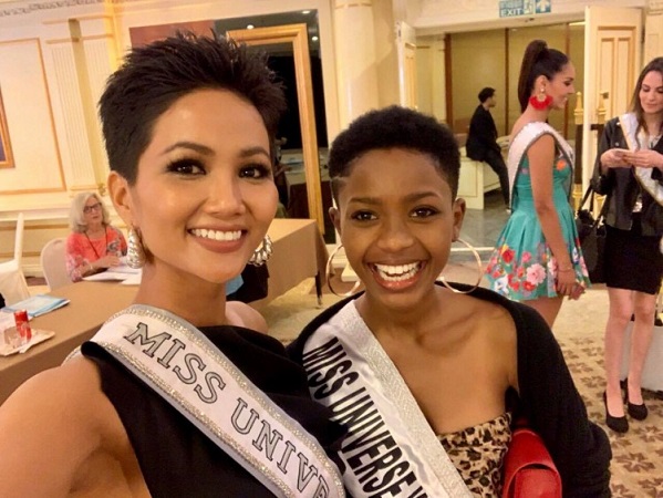 Vừa tới Miss Universe, H'Hen Niê vội vàng đi tìm... em sinh đôi!