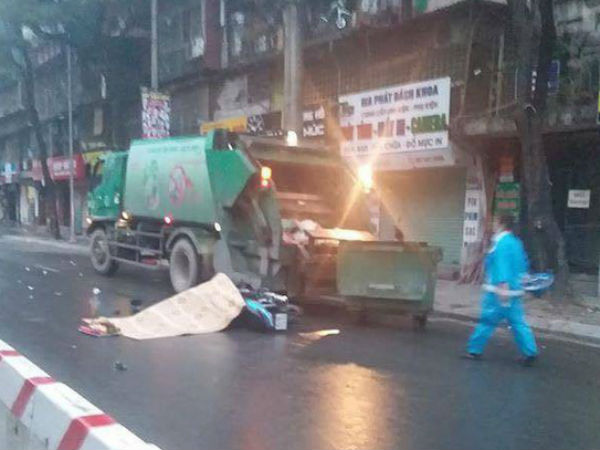 Hà Nội: Tự đâm vào đuôi xe chở rác, nam thanh niên tử vong tại chỗ