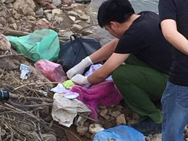 Hòa Bình: Phát hiện thi thể bé trai sơ sinh bị nhét trong ba lô, ném xuống bờ sông