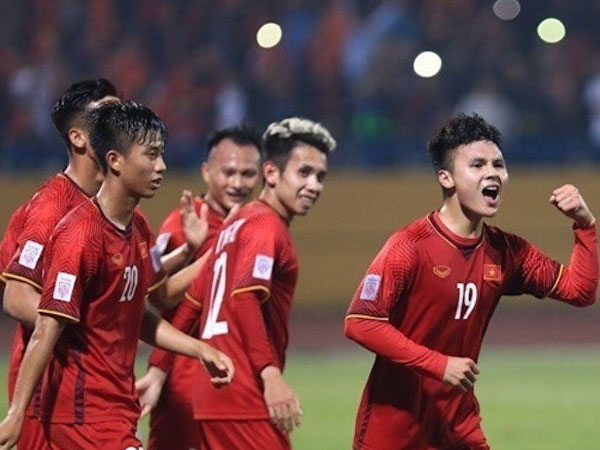 Tuyển Việt Nam: Phải chia lửa, 'giải cứu' Quang Hải...
