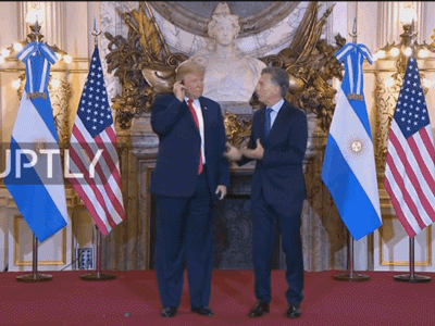 Vì sao ông Trump bực bội vứt tai nghe xuống sàn giữa cuộc gặp tại G20 với TT Argentina?
