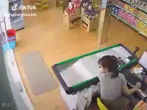 Video: Nữ 'ninja' mất lái xuyên thủng cửa kính cường lực, thái độ bình tĩnh sau đó khiến ai cũng choáng váng