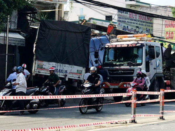 Xe tải nổ lốp, tông sập 2 nhà dân ở Sài Gòn