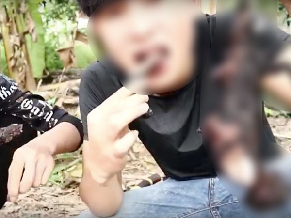 Cộng đồng mang kêu gọi report kênh youtube của thanh niên lấy xác mèo nướng thịt, ăn xong ném cho chó săn 'đánh chén'