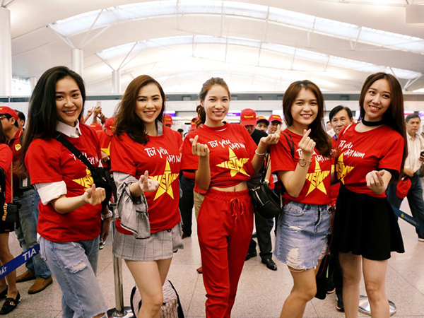 Những CĐV nữ xinh đẹp khiến trận bán kết lượt đi giữa Việt Nam - Philippines trở nên sôi động hơn bao giờ hết