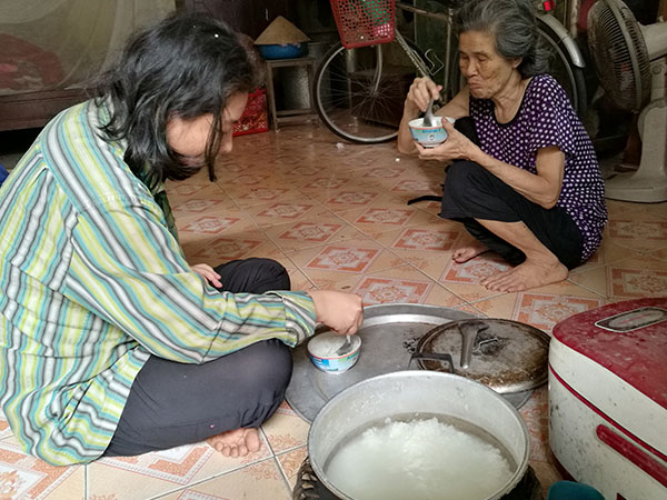Nỗi đau cùng cực của mẹ già nhìn 10 người con lần lượt phát bệnh điên dại