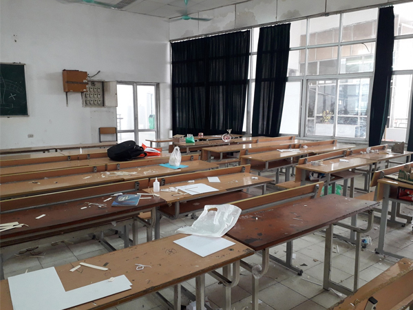 Rác ngập phòng sau tiết học từ giấy loại, trà sữa đến đồ ăn, dân mạng lên án: Ý thức sinh viên bây giờ kém vậy sao?