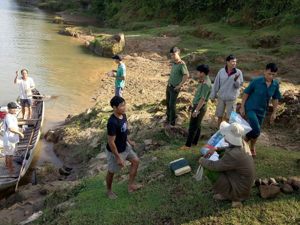 Rủ nhau ra bờ sông chơi, 2 em nhỏ mất tích nghi bị đuối nước