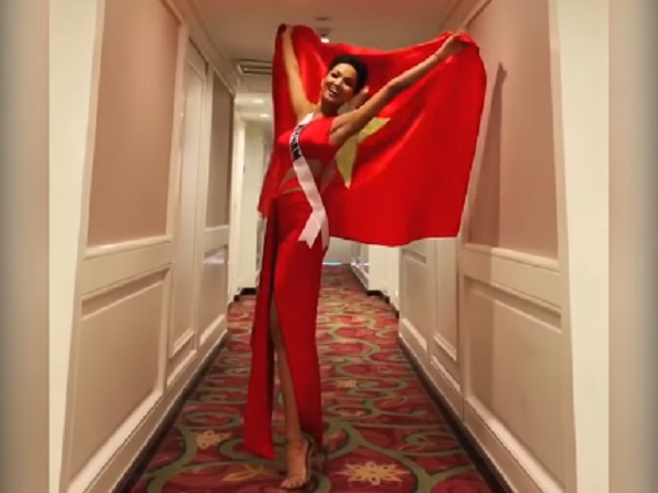 Từ Miss Universe, H'Hen Niê chụp ảnh cùng đại diện Philippines và cổ vũ tuyển Việt Nam trong trận bán kết AFF Cup 2018