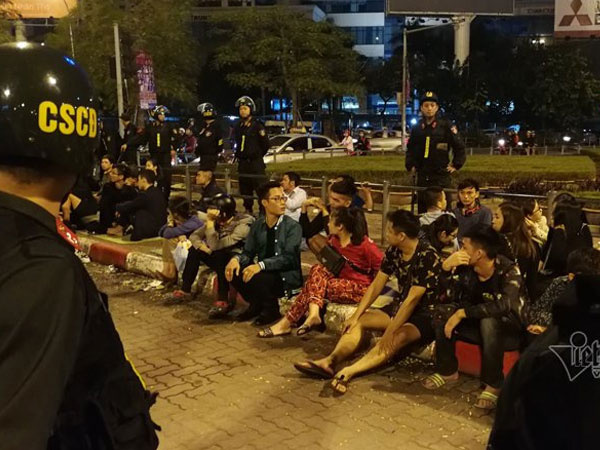 Tụ tập trà đá giữa ngã tư Hà Nội, gần 50 thanh niên bị 'hốt' về đồn