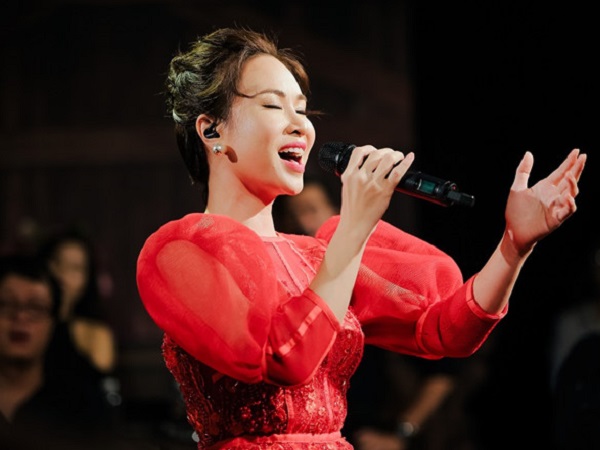 Uyên Linh: 'Mua được nhà nhờ bài hát Chờ người nơi ấy'