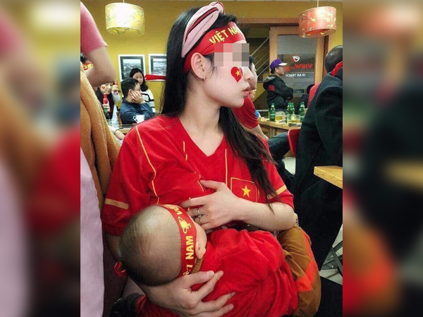 Vừa cổ vũ ĐT Việt Nam vừa cho con bú - hình ảnh về nữ CĐV đặc biệt nhất trong tối hôm nay