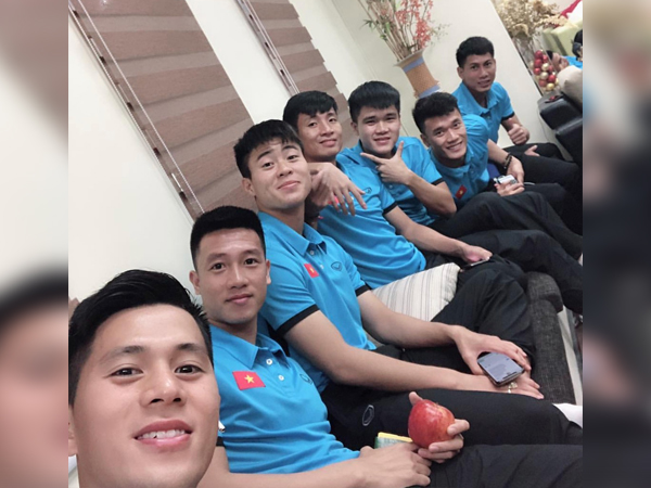 Bị hỏi giận gì mà ngồi xa Tư Dũng thế, Đình Trọng trả lời một câu khiến hội 'con dân' muốn xỉu