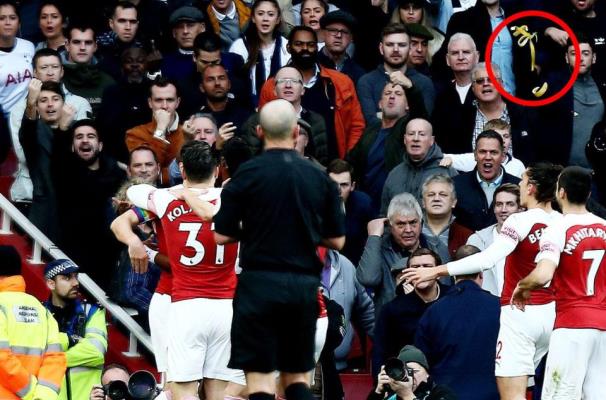 CĐV Tottenham bị bắt vì ném vỏ chuối sau khi Aubameyang ghi bàn