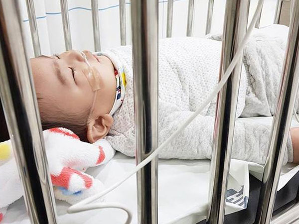 Con nhập viện, mẹ tuyên bố 'không cho ai chạm vào con', lý do khiến nhiều cha mẹ ủng hộ