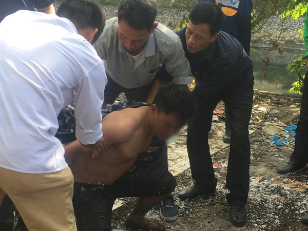 Hà Nội: Người đàn ông nghi ngáo đá nhảy xuống sông Tô Lịch, may mắn được công an và người dân cứu sống