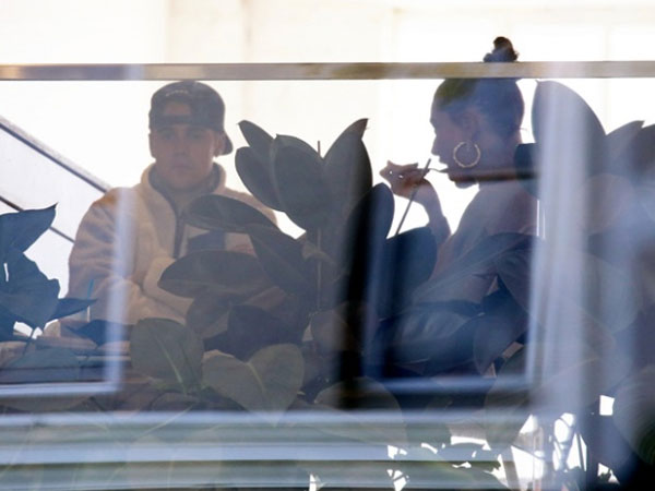 Justin Bieber và vợ sắp cưới bỗng tranh cãi căng thẳng trong quán cafe vì Selena Gomez