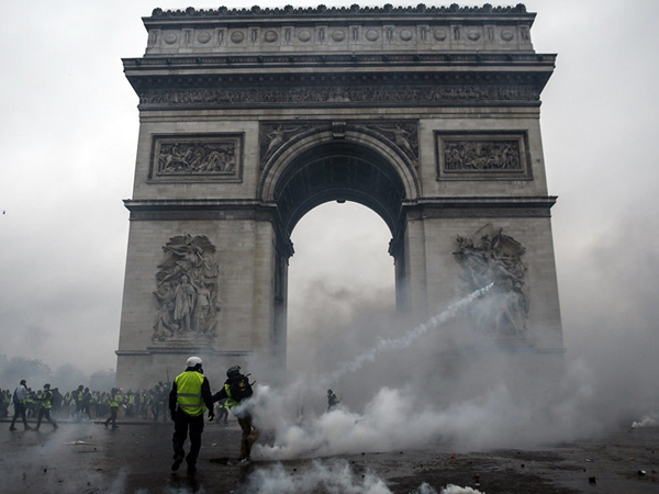 Khải Hoàn Môn tan hoang sau biểu tình lớn nhất thập niên ở Paris